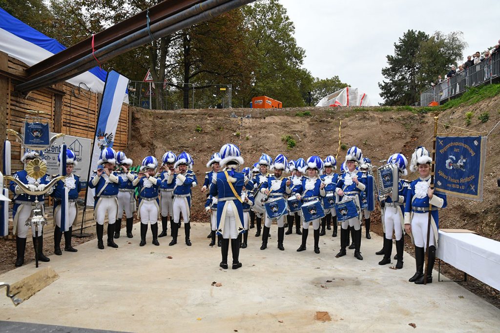 Mit voller Mannstärke in der Baugrube: der Regimentsspielmannszug der Blauen Funken sorgte für einen hervorragenden musikalischen Rahmen