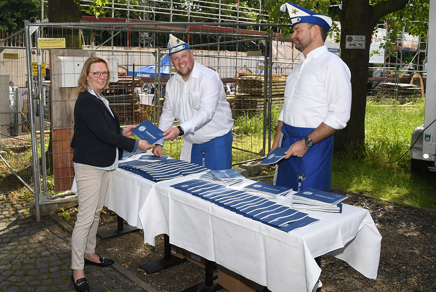 Einsatz für “ihren“ Turm: es ist eine Selbstverständlichkeit für die Mitglieder der Blauen Funken, bei der Erweiterung “ihrer Heimat“ zu helfen - hier bei der Verteilung der Festschrift an die Gäste