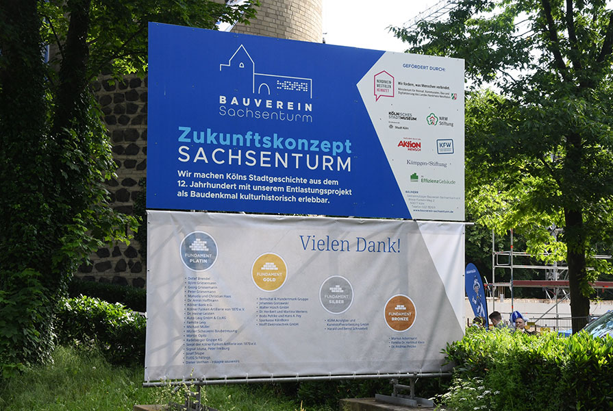 Unter dem Namen “Zukunftskonzept Sachsenturm“ entsteht ein Anbau, der Kölner Stadtgeschichte aus dem 12. Jahrhundert als Baudenkmal kulturhistorisch erlebbar macht. Daher trägt der Anbau den Arbeitstitel “Entlastungsprojekt“. Unterstützer können sogenannte “Fundamente“ in Bronze, Silber, Gold und Platin erwerben.