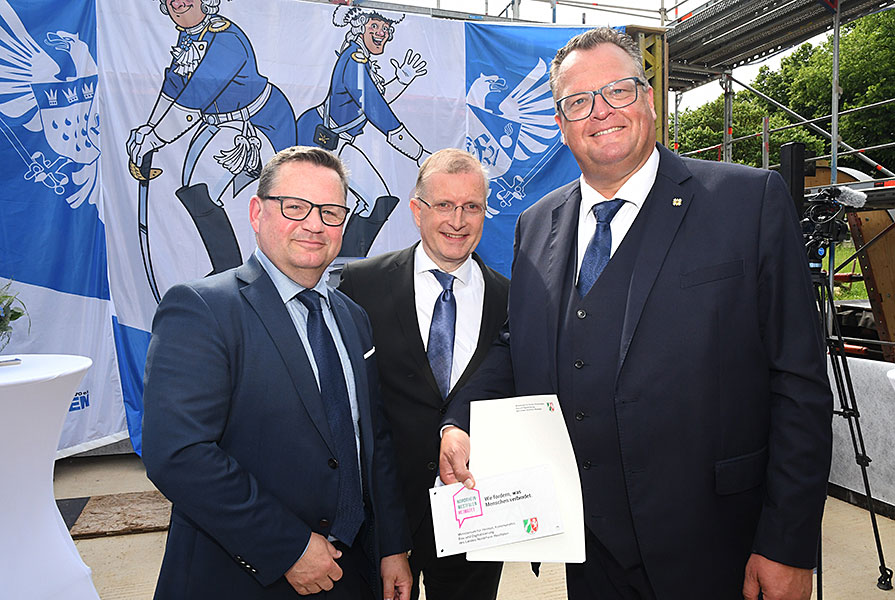 Der Vorstand des Gemeinnützigen Bauvereins Sachsenturm e.V. überglücklich mit dem Bescheid des Heimatzeugnisses NRW.